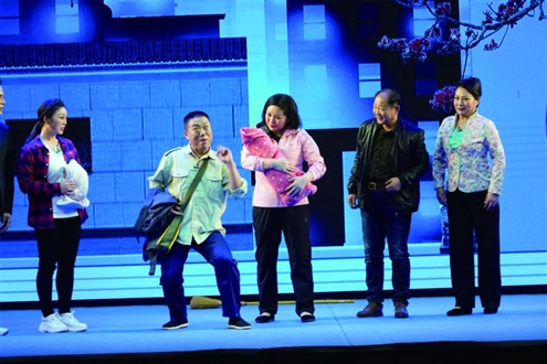 《爱心家园》 演出剧照,侯彦丽(中)饰演张倩倩